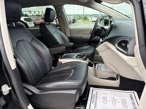 Used 2024 Chrysler Pacifica Touring-L FWD image 18
