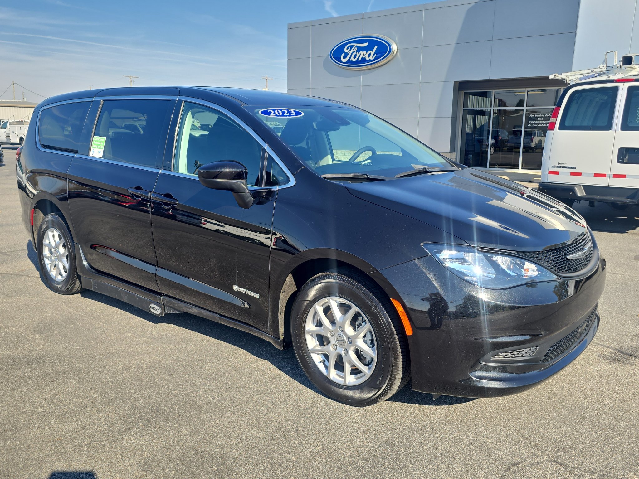 Used 2023 Chrysler Voyager LX FWD image 4