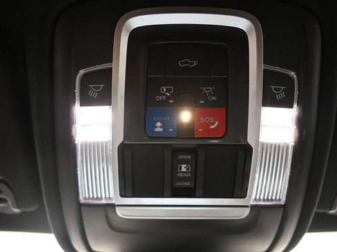 Used 2022 RAM 1500 Laramie AWD/4WD image 16