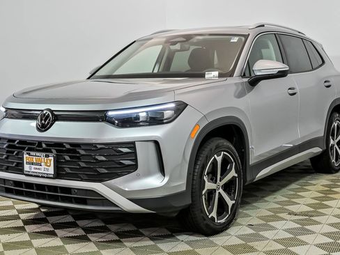 Used 2025 Volkswagen Tiguan SE w/ Panoramic Sunroof Package image 5