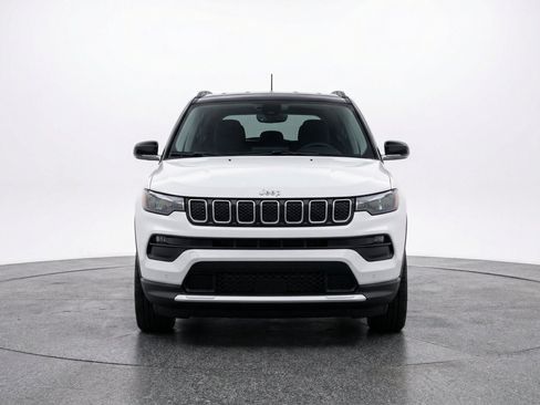 Used 2025 Jeep Compass Limited AWD/4WD image 2