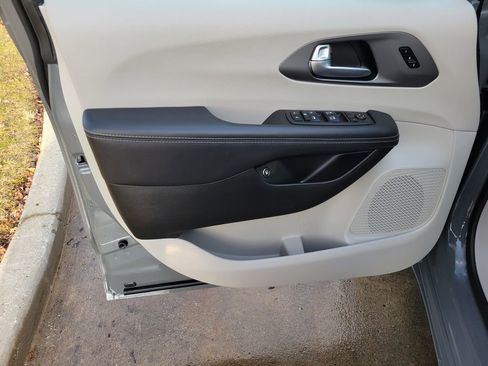 Used 2023 Chrysler Pacifica Touring-L FWD image 39