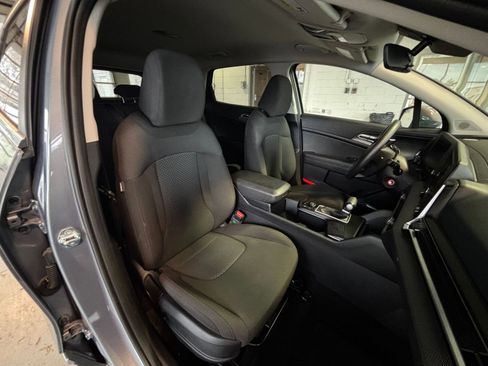 Used 2025 Kia Sportage LX image 40