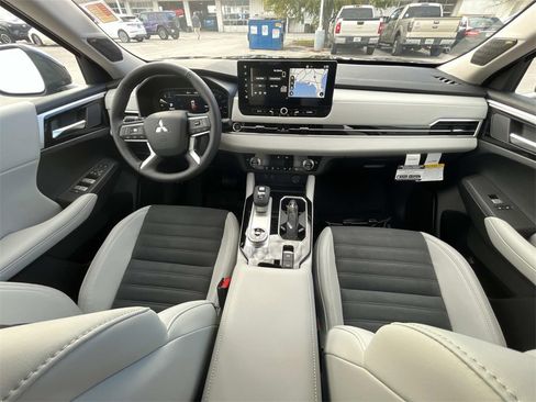 New 2026 Mitsubishi Outlander SE image 18