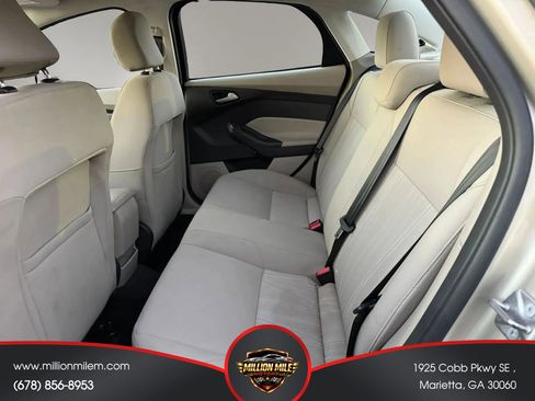 Used 2017 Ford Focus SE w/ Cold Weather Package FWD image 18