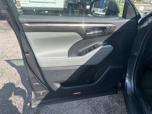 Used 2024 Toyota Highlander Platinum FWD image 11