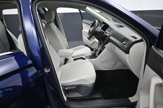 Used 2023 Volkswagen Tiguan SE w/ Panoramic Sunroof Package FWD image 35