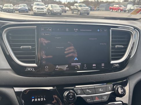 Used 2025 Chrysler Pacifica Limited image 26