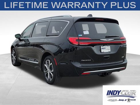 New 2026 Chrysler Pacifica Pinnacle w/ Trailer Tow Group AWD/4WD image 6