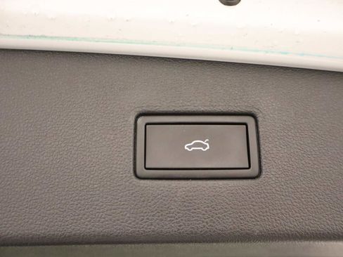 Certified 2022 Volkswagen Tiguan SE w/ Panoramic Sunroof Package image 17