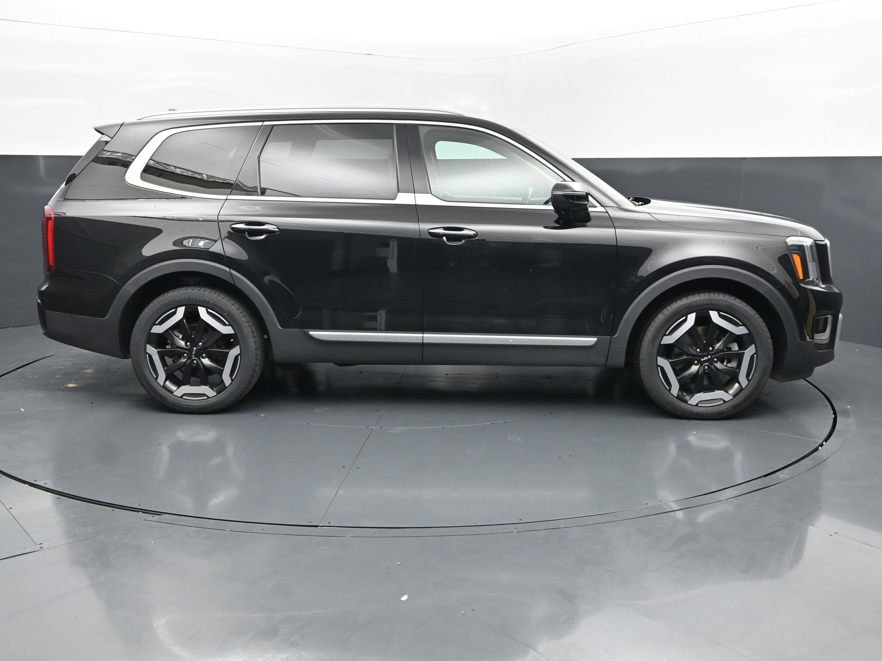 Used 2025 Kia Telluride S FWD image 6