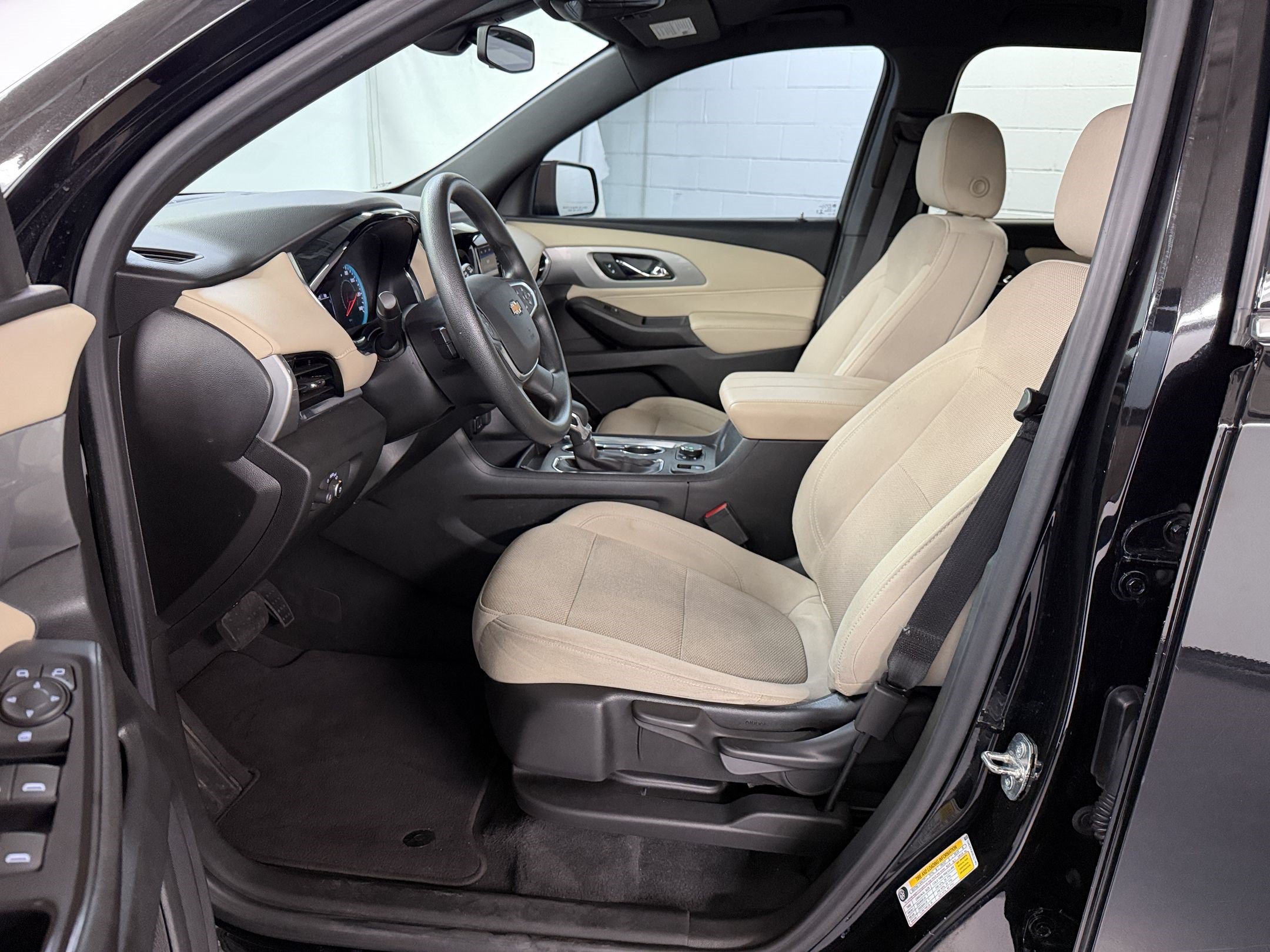Used 2022 Chevrolet Traverse LS w/ LPO, Cargo Package FWD image 5