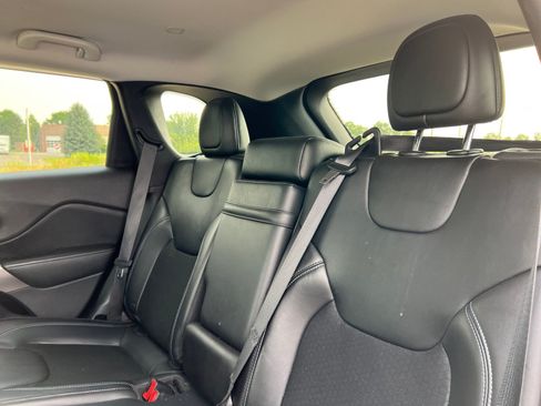 Used 2019 Jeep Cherokee Latitude Plus w/ Comfort/Convenience Group AWD/4WD image 17