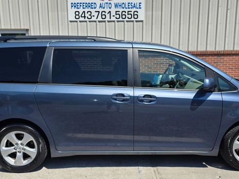 Used 2014 Toyota Sienna LE FWD image 4