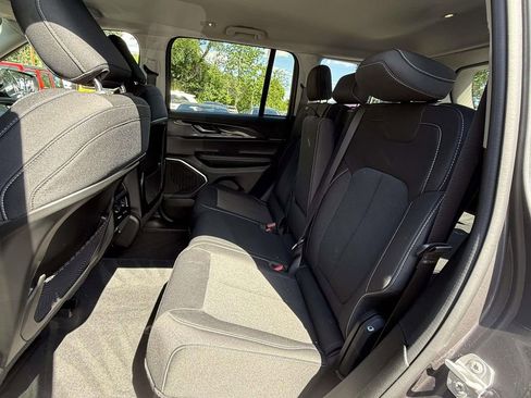 Used 2022 Jeep Grand Cherokee Laredo w/ Luxury Tech Group I AWD/4WD image 13