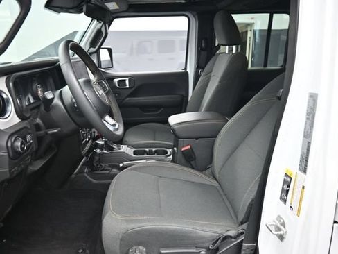 Used 2025 Jeep Wrangler Unlimited Sahara AWD/4WD image 19