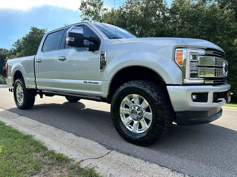 Used 2019 Ford F250 Platinum w/ Platinum Ultimate Package AWD/4WD image 3