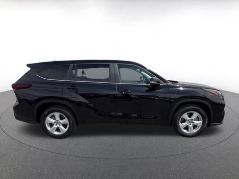 Used 2025 Toyota Highlander LE FWD image 16