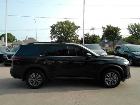 Used 2025 Nissan Pathfinder SV FWD image 5