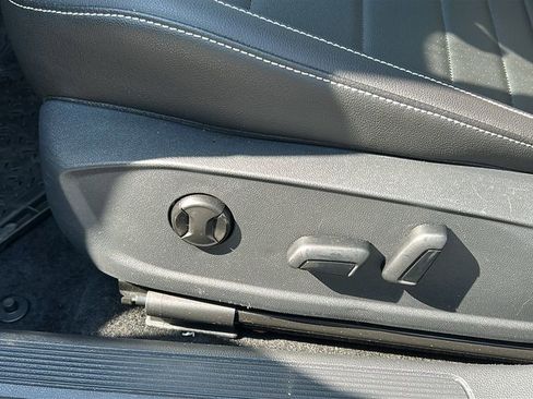 Used 2023 Volkswagen Jetta SE w/ Panoramic Sunroof Package FWD image 11