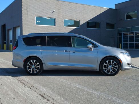 Used 2017 Chrysler Pacifica Limited w/ UConnect Theater Package image 9