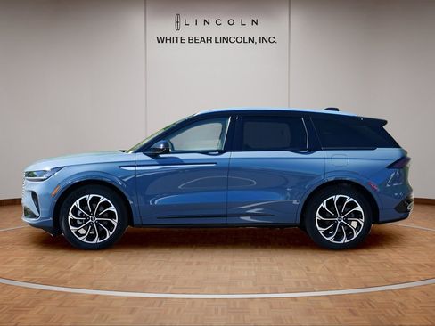 Used 2025 Lincoln Nautilus Reserve AWD/4WD image 8