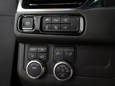 Used 2025 GMC Yukon Denali w/ Sun & Power Step Package AWD/4WD image 28