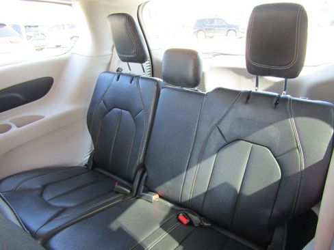 Used 2022 Chrysler Pacifica Touring-L image 22