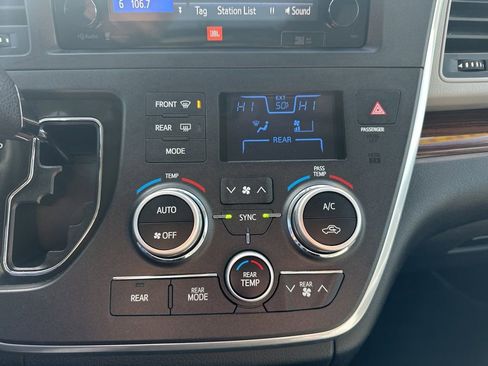 Used 2015 Toyota Sienna Limited Premium image 4