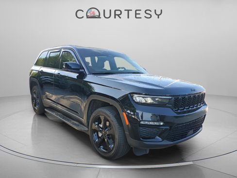 Used 2024 Jeep Grand Cherokee Limited w/ Black Appearance Package image 4