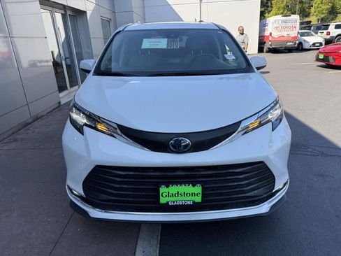 Used 2023 Toyota Sienna XLE w/ XLE Plus Package AWD/4WD image 8