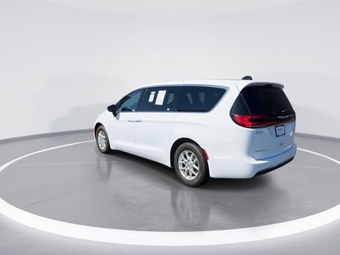 Used 2024 Chrysler Pacifica Touring-L image 6