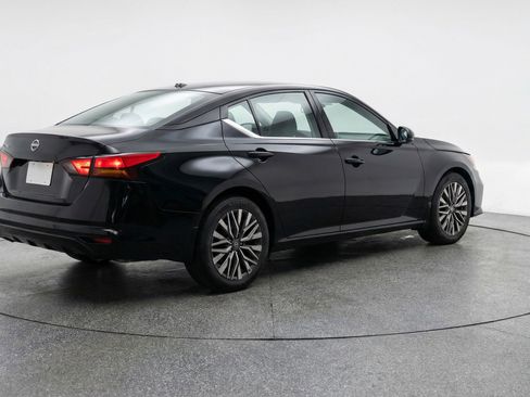 Used 2025 Nissan Altima 2.5 SV image 9