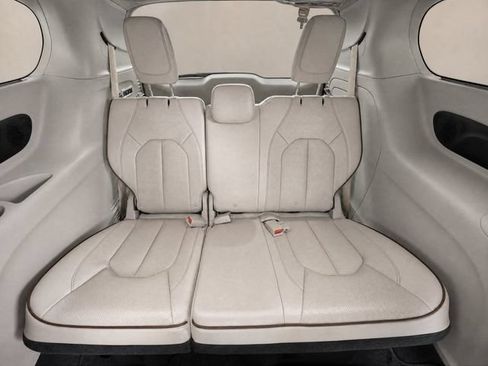 Used 2020 Chrysler Pacifica Limited w/ Advanced Safetytec Group FWD image 12