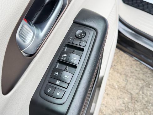 Used 2018 Chrysler Pacifica Touring-L image 16