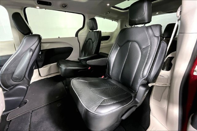 Used 2019 Chrysler Pacifica Limited w/ Tire & Wheel Group FWD image 28