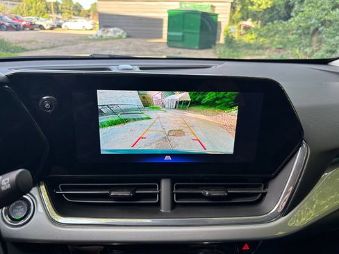 Used 2025 Chevrolet Trax LT w/ LT Convenience Package FWD image 18