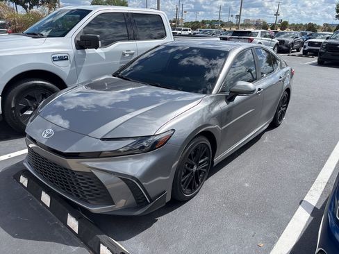 Used 2025 Toyota Camry SE FWD image 3