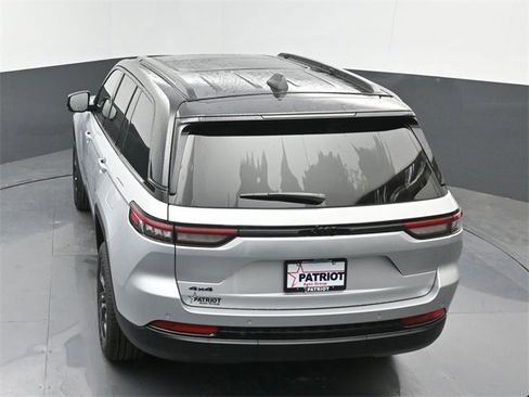 New 2025 Jeep Grand Cherokee Limited image 28