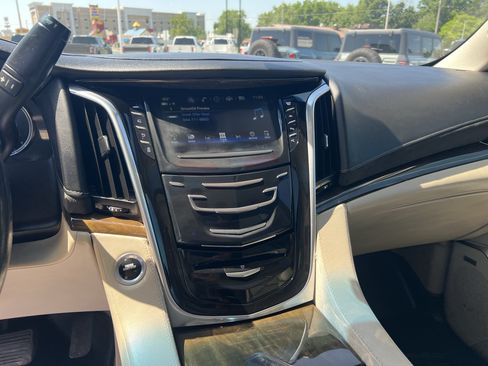 Used 2019 Cadillac Escalade ESV Luxury AWD/4WD image 22