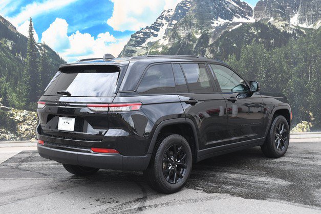 Used 2025 Jeep Grand Cherokee Altitude AWD/4WD image 3