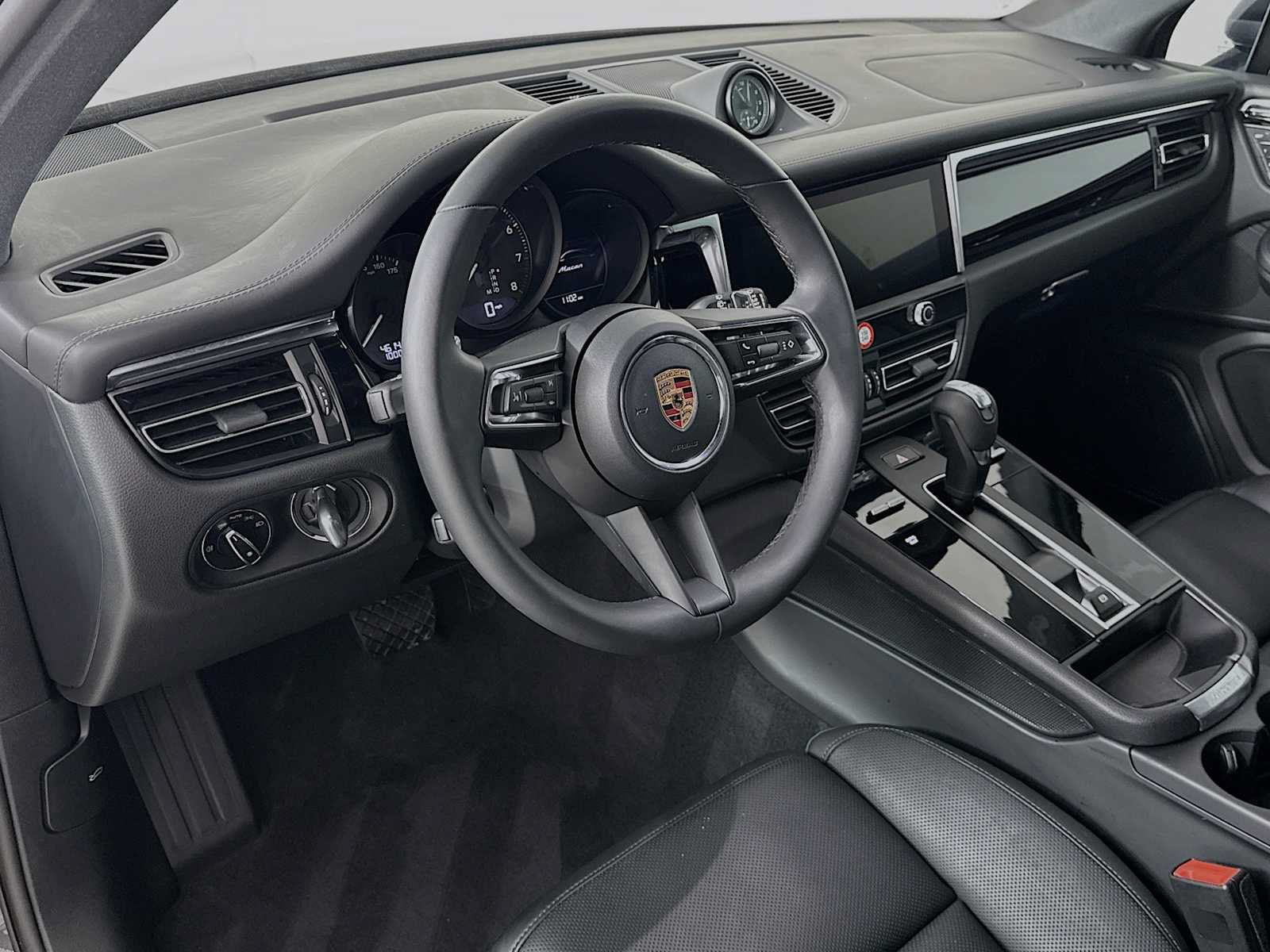 Certified 2026 Porsche Macan AWD/4WD image 4
