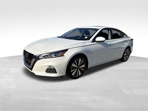 Used 2021 Nissan Altima 2.5 SV w/ SV Premium Package image 3