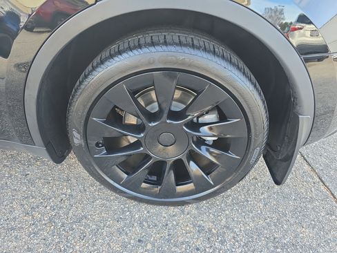 Used 2023 Tesla Model Y Long Range image 34
