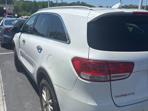 Used 2017 Kia Sorento LX w/ LX Convenience Package image 4