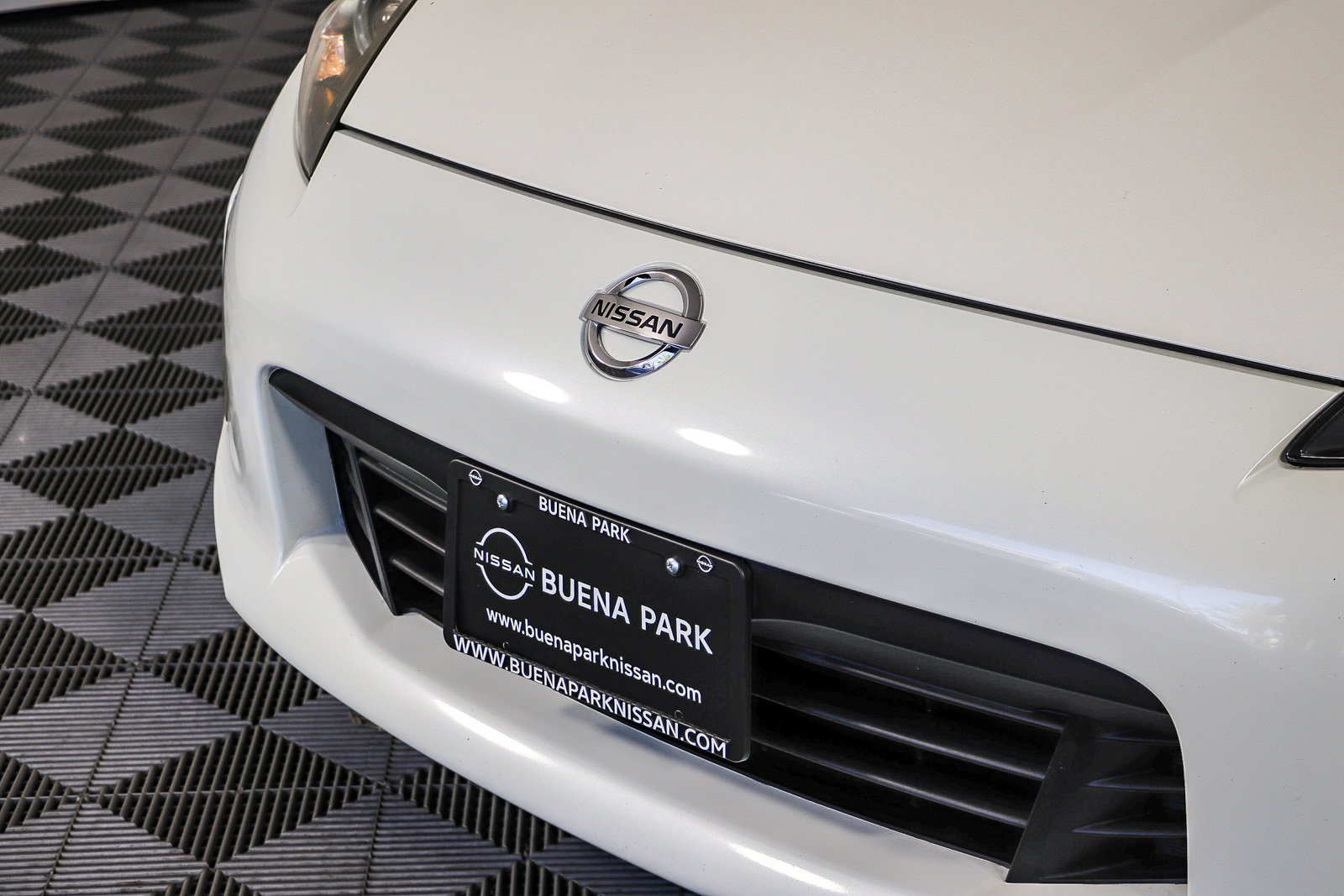 Used 2019 Nissan 370Z Coupe w/ Z34 Heritage Edition - White RWD image 5