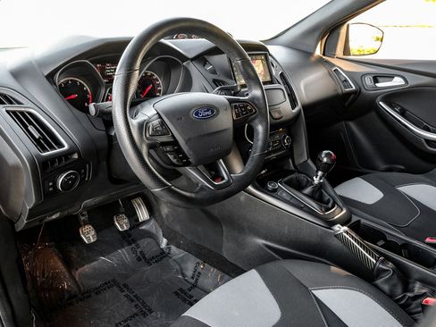 Used 2018 Ford Focus ST image 4