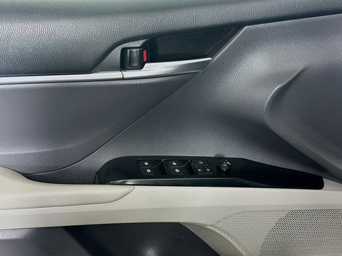 Used 2018 Toyota Camry LE image 15