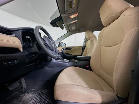 Used 2019 Toyota RAV4 LE AWD/4WD image 13