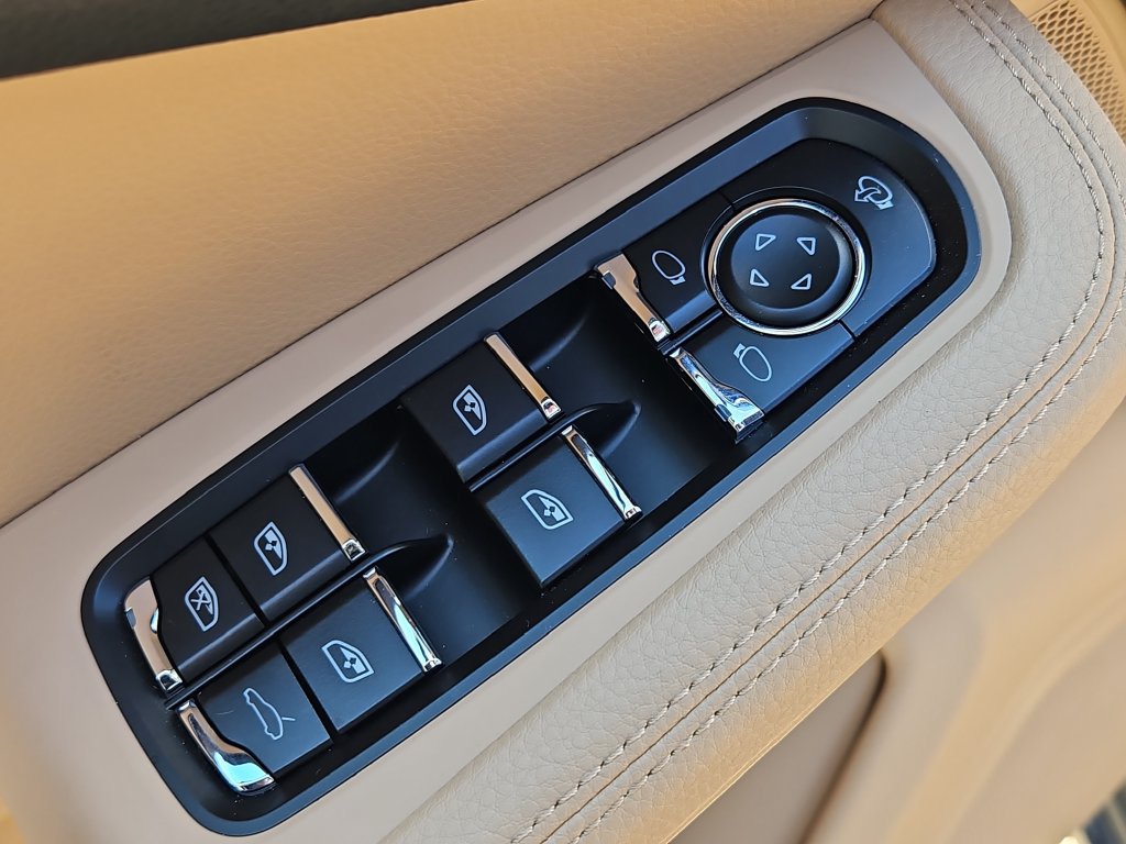 Certified 2026 Porsche Macan AWD/4WD image 31